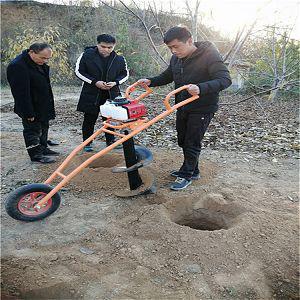 小型挖坑機(jī)一分鐘種植兩棵樹(shù)